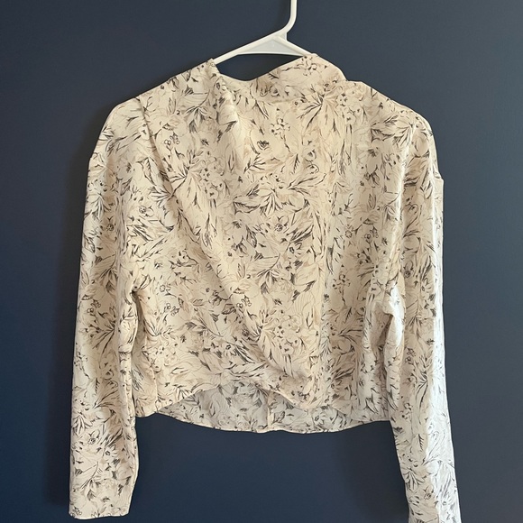 NWOT ASTR The Label Off White Sketch Long Sleeve Drape Tie Back Top Size M - Picture 3 of 6